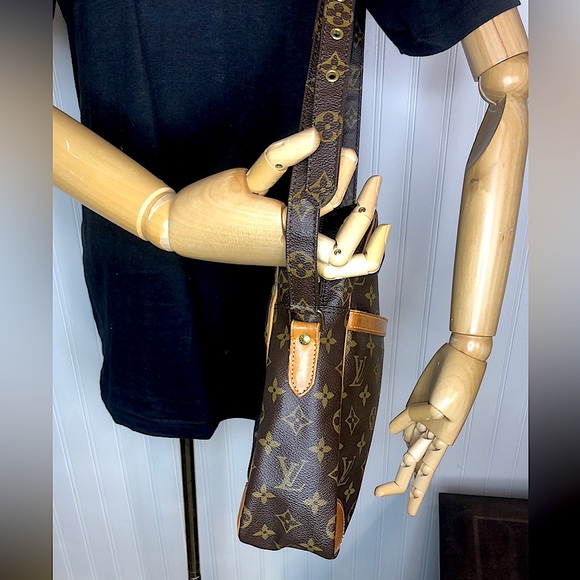 LOUIS VUITTON DANUBE MM Monogram Adjustable Crossbody Shoulder Bag LV DUST BAG - Picture 14 of 17